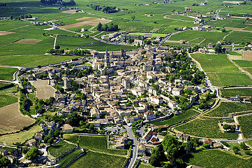 Frankreich  Gironde (33)  Saint-Emilion  Luftaufnahme des Dorfes Saint-Emilion und Wineyard im Sommer  Patrimoine Mondial de l'UNESCO