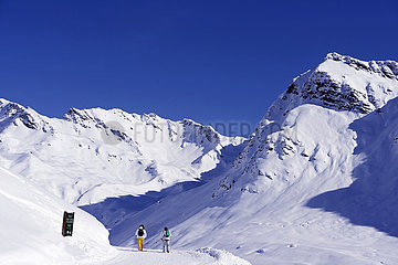 Frankreich  Savoie (73) Tarentaise  Montvalezan  Skigebiet La Rosierere  Spaziergang auf Schnee