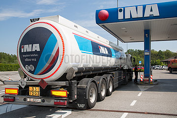 Kroatien  Zagreb - Tankwagen des kroatischen Mineroelkonzerns INA an der Tankstelle