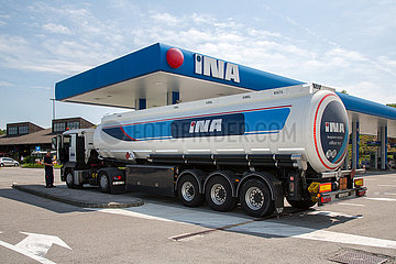 Kroatien  Zagreb - Tankwagen des kroatischen Mineroelkonzerns INA an der Tankstelle