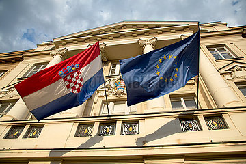 Kroatien  Zagreb - Kroatische Nationalflagge und EU-Flagge am Parlamentsgebaeude (Hrvatski sabor) in der Oberstadt am Markusplatz