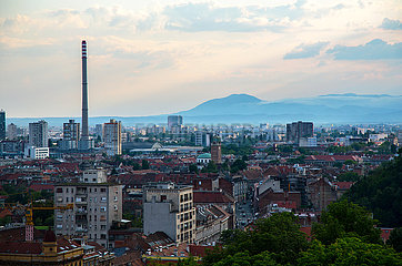 Kroatien  Zagreb - Blick vom Turm Lotrscak in der Oberstadt Richtung Unterstadt und Aussenbezirke  links ein Kraftwerk