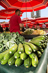 Kroatien  Zagreb - Zucchini beim Markt am Dolac  ein Platz im Kaptol-Viertel (Altstadt)