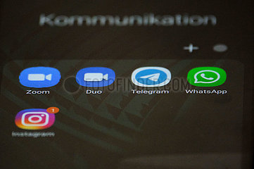 Deutschland  Bremen - Logo der Messengerdienste telegram und whatsApp etc. auf Bildschirm eines smartphones