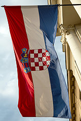 Kroatien  Zagreb - Kroatische Nationalflagge am Parlamentsgebaeude (Hrvatski sabor) in der Oberstadt am Markusplatz