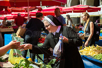 Kroatien  Zagreb - Nonne am Markt am Dolac  ein Platz im Kaptol-Viertel (Altstadt)