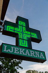 Kroatien  Zagreb - Leuchtreklame einer Apotheke  kroatisch Ljekarna