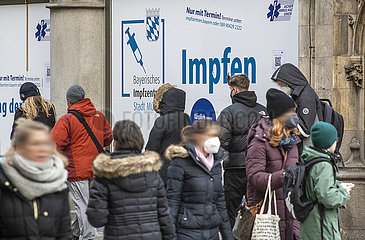 Schlange vor dem Impfzentrum der Stadt München  Marienplatz  Rathaus  21. Januar 2022