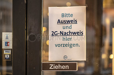 2G Schild am Eingang eines Restaurants  München  20. Januar 2022