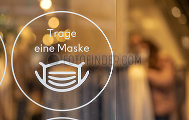 Schild Maskenpflicht  Münchener Modegeschäft  21. Januar 2022