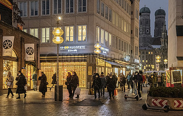 Münchner bei Einkäufen im Stadtzentrum  Marienplatz  Schneefall  München  21. Januar 2022