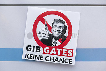 Querdenker-Aufkleber „Gib Gates keine Chance“  Verschwörungstheorie um Bill Gates  München  21.01.2022