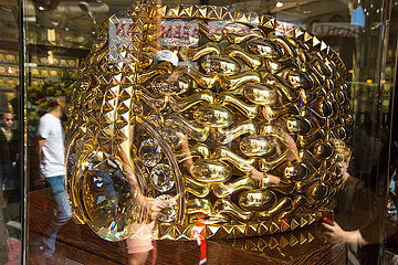 Vereinigte Arabische Emirate  Dubai  Deira  der Gold Souk. Der größte Goldring der Welt. Dieses 21-Carat-Juwel wird vom Guinness-Buch der Aufzeichnungen als solche anerkannt. Es trägt den Namenstar von Taiba (Najmat Taiba) in Bezug auf seinen Eigentümer mit Sitz in Dubai  der zufällig das TAIBA-Unternehmen ist. Der Ring  der mit mehr als 5 Kilo Edelsteinen (einschließlich Diamanten und Swarovski-Kristallen) eingestellt ist  wird auf 11 Millionen AED oder 3 Millionen Dollar geschätzt und wiegt ein beeindruckendes Gewicht: 61 kg  das im Jahr 2000 produziert wurde  erforderte die Arbeit von 55 Menschen für 45 Tage