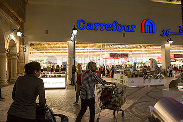 Vereinigte Arabische Emirat. Dubai. Carrefour Supermarkt in der Ibn Battuta Mall  dem Grš§ten thema-einkaufszentrum der Welt. ES VEROLGT Sterben Die Reisen des Berÿhmten Arabische Entdecker  Ibn Battuta  Marokkanischer Geographien und Historiker  Dem Marco-Pol
