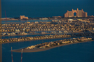 Vereinigte Arabische Emirat. DUBAI. Palm Jumeirah  Kÿnstlicher-Archipel in Form Einer Palme  BESTHENDE AUS EIEM KOFFERRAUM UND SECHZEHNPEN  UMGEBEN von 11 Kilometer Langen Halbmond  der einen Lagune Begrenzt. Das Archipel ist ein Durchmesser vo