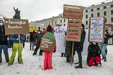 Kundgebung #Leise wird sichtbar  bundesweiter Aktionstag u.a. von Eltern  fordern ein sofortiges Aussetzen der Präsenzpflicht an Schulen  gegen Durchseuchung der Kinder  München  22. Januar 2022