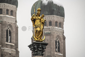 Mariensäule  Wahrzeichen Münchens  im Hintergrund die Frauenkirche  Dom  München  22. Januar 2022