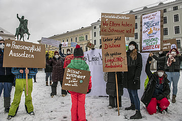 Kundgebung #Leise wird sichtbar  bundesweiter Aktionstag u.a. von Eltern  fordern ein sofortiges Aussetzen der Präsenzpflicht an Schulen  gegen Durchseuchung der Kinder  München  22. Januar 2022