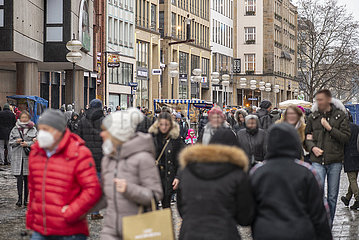 Münchner beim Shopping  Samstagnachmittag in der Fußgängerzone  München  Innenstadt  22. Januar 2022