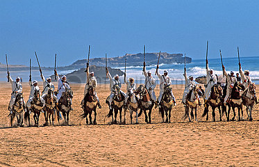 Marokko  Atlantikküste  Essaouira  Fantasie am Strand. Die Tbourida  die Marokkanische Reiterkunst  Galoppiert in der Untersuchung der UNESCO. ES WURDE AM 15. Dezember 2021 in der DAS Immaterielle Kulturelle Erbe der Organisation integriert. Sehr