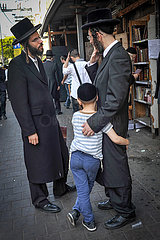 ISRAEL. Bnei Brak. Rue rabbi akiva. La Communaute des Juifs Ultra-orthodoxen