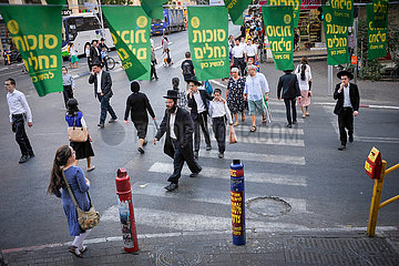 ISRAEL. Bnei Brak. Rue rabbi akiva. La Communaute des Juifs Ultra-orthodoxen