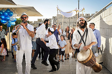 ISRAEL. Jerusalem. Musiciens Anhänger Une Bar Mitsva Pres du Mur des Klagenens