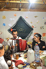 ISRAEL. Jerusalem. Famille Juive Dans Une Soucca Anhänger La Fete de Souccot Dans La Vieille Ville