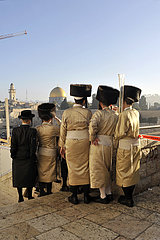 ISRAEL. Jerusalem. Des Juifs Ultra-orthodoxe in Murel des Lamentings et la Mosquee de Omar (Le Dome du Rocher)