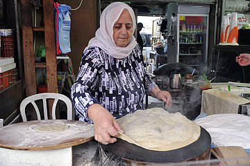 ISRAEL. TEL AVIV. Une femme bereiten un-schmerz in der titelmann au marche de carmel vor
