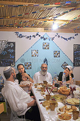 ISRAEL. Jerusalem. Famille Juive Dans Une Soucca Anhänger La Fete de Souccot Dans La Vieille Ville