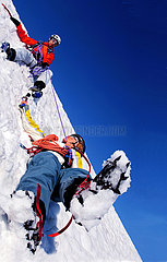 Frankreich  Haute Savoie (74) Chamonix  Teenager mit allen Geräten des Alpinismus  der Fall