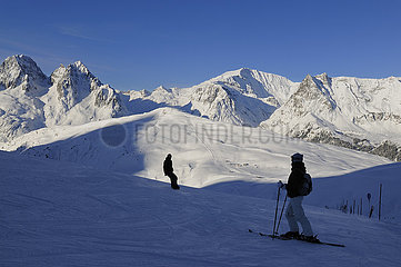 Frankreich  Haute-Savoie (74) Chamonix Valley  Balme Skigebiet  Blick auf die Aiguilles Rouges Mountains  Aiguillette Skilift und die Spitze von Aiguillette Berg  Chalets de Balme