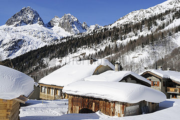 Frankreich  Haute-Savoie (74) Chamonix Valley und Mont-Blanc-Berge  Weiler Le-Tour  im Hintergrund Die Aiguilles Rouges Mountains