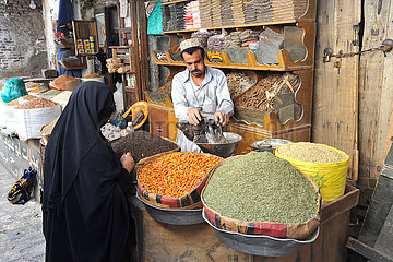 Jemen  Sana'a  Die Capitale ist bekannt für Seinen Markt in den Winzigen Straßen der Historischen Bezirke von Bab Sabah und Bab al Jemen.