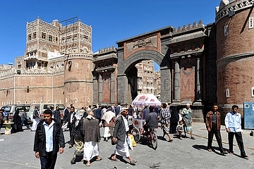 Jemen  Sana'a. Die Tür von Bab Al Jemen ist eine der Einfahrt des Souks.