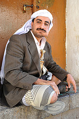 Jemen. Jeder  WO SICH Im Land  Anfangen Männer  Kat (Qat  Catha Edulis) Um 15 Uhr begangen  war Auch eintaucht.
