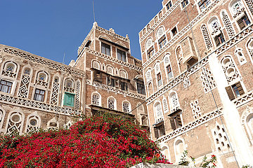 Jemen  Sana'a. Die Häuser des historischen Zentrums (Worl-Erbe UNESCO) VERÄEN ÜBER VIEHE ETAGEN UND SIND MIT SYMENT MIT WELLVERSTÄNDEN Eingerichts und Andere  UM SCHLETCHTEN GEISTER FERNZUHALTEN.