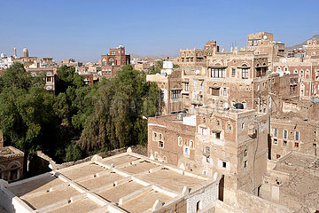 Jemen  Sana'a. Die Häuser des historischen Zentrums (Worl-Erbe UNESCO) VERÄEN ÜBER VIEHE ETAGEN UND SIND MIT SYMENT MIT WELLVERSTÄNDEN Eingerichts und Andere  UM SCHLETCHTEN GEISTER FERNZUHALTEN.