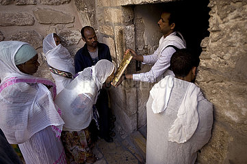Israel. Jerusalem. Szene von in der äthiopischen Orthodoxen Masse  Außerhalb der Äthiopischen Kapelle  Nahe der Kirche des Heiligen