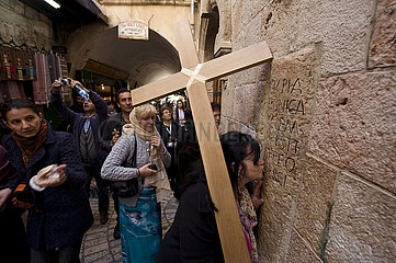 Israel. Jerusalem. Orthodoxer Karfreistag. Statefen des Kreuzes in der 'über Doloroda' der Altstadt