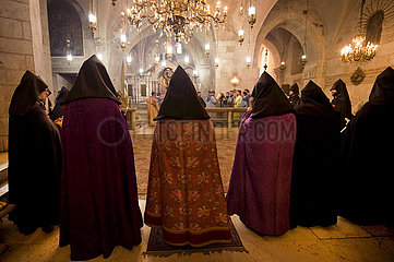 Israel. Jerusalem. Armenische Masse in der Kirche des Heiligen greift Während der orthodoxen Heiligen Woche