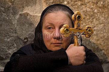 Israel. Jerusalem. Orthodoxer Karfreistag. Statefen des Kreuzes in der 'über Doloroda' der Altstadt