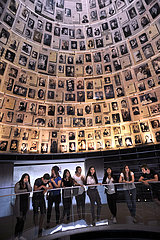 ISRAEL. Jerusalem. Junge Israelis Besuch Yad Vashem Das Holocaust History Museum