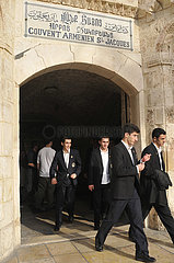 Israel. Jerusalem. UNESCO-WELTKULTURERBE. Armenier nach der Messe in St. Jacques Convent