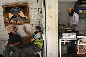 Israel. Jerusalem. Arabes dans la vieille ville. Falafel-Ständer und-araber  sterben in der nähe ein plakats der omar-moschee in der altstadt sitzen