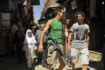 Israel. Jerusalem .Jewish Herren Geht auf der Straße der Altenstadt  Die Waffe trätt