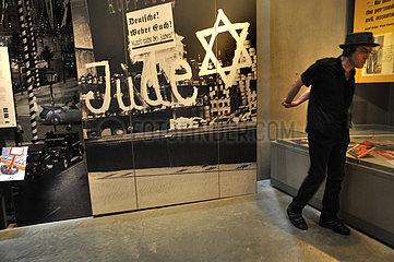 ISRAEL. Jerusalem. Touristen  Die Yad Vashem Beluchen  das Holocaust History Museum