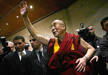 Tibetanischer Spiritueller Führer Dalai Lama Spritz Während Einer Pressekonferenz in Jerusalem mit Journalisten