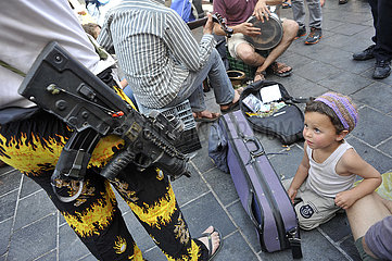 ISRAEL. Jerusalem. Junger Mann  der ein Waffe in Mahane Yehuda-Markt Trägt